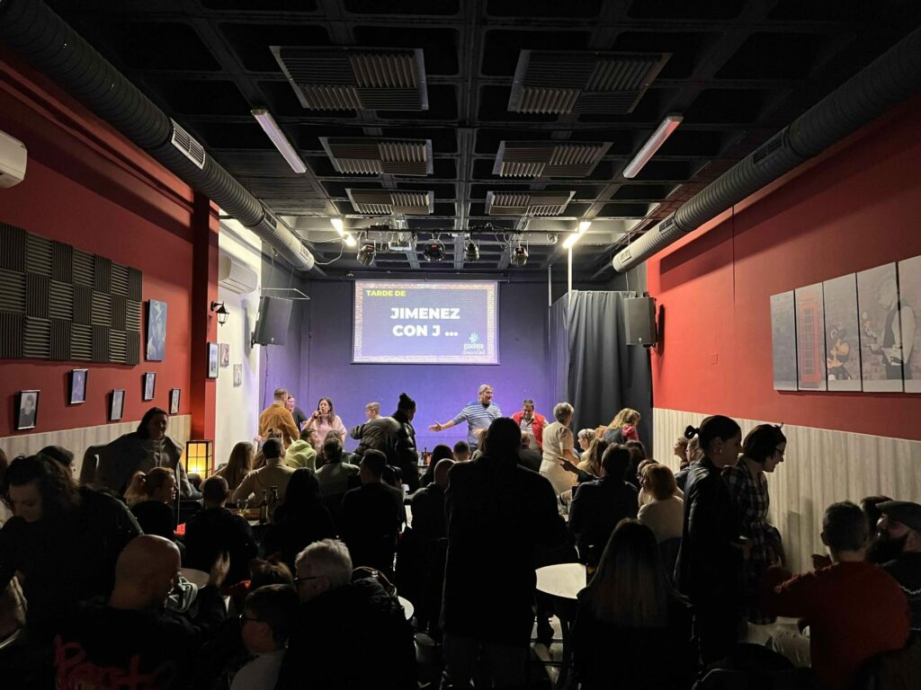 Público asistiendo a una actuación en la sala de Espacio Esscenia