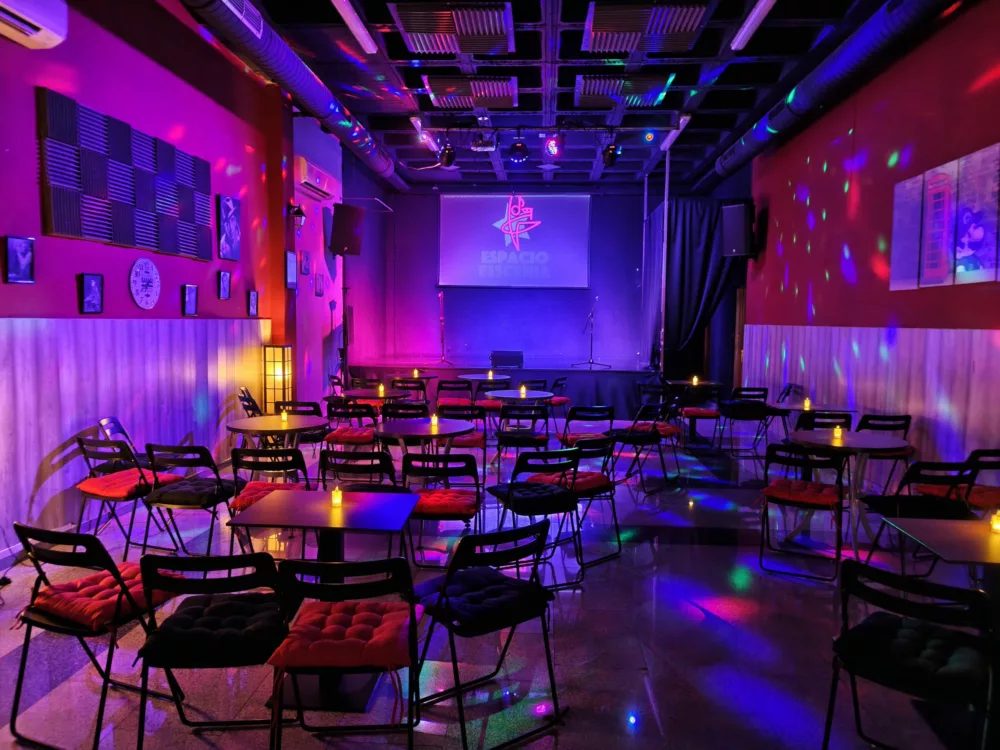 Café teatro iluminado
