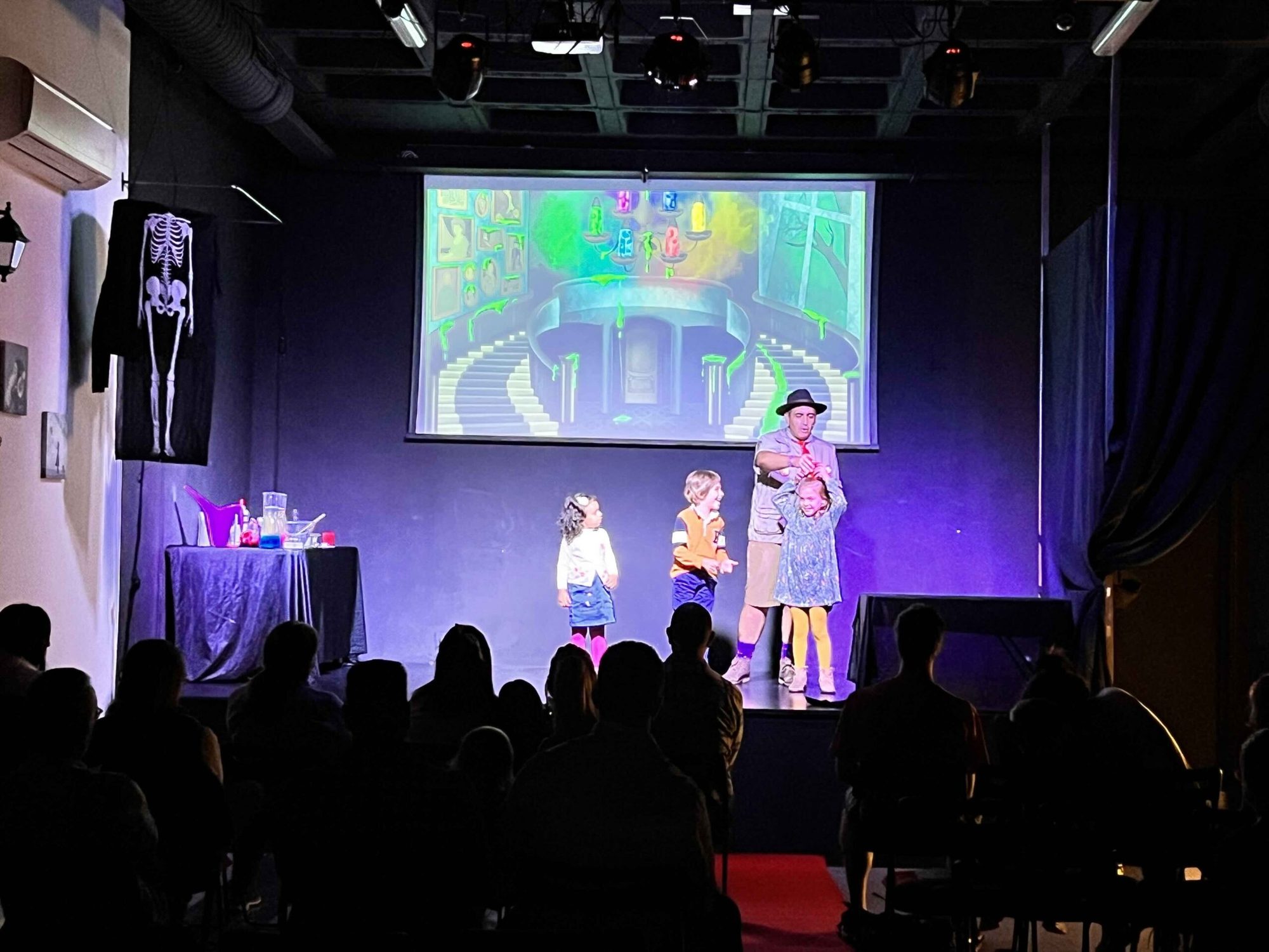 Espectáculo infantil en el escenario