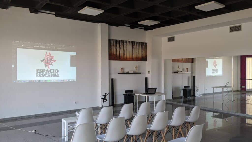 Sala polivalente con proyector