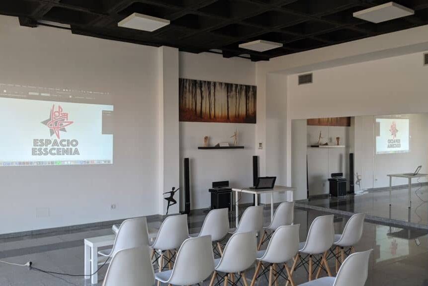 Sala polivalente preparada para una presentación