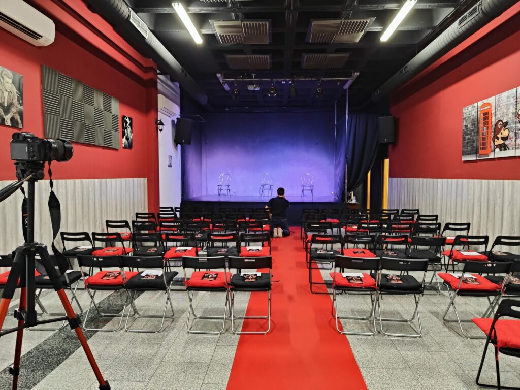 Sala principal de Espacio Esscenia en configuración teatro