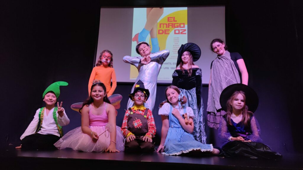 Alumnos de teatro infantil sobre el escenario de Espacio Esscenia